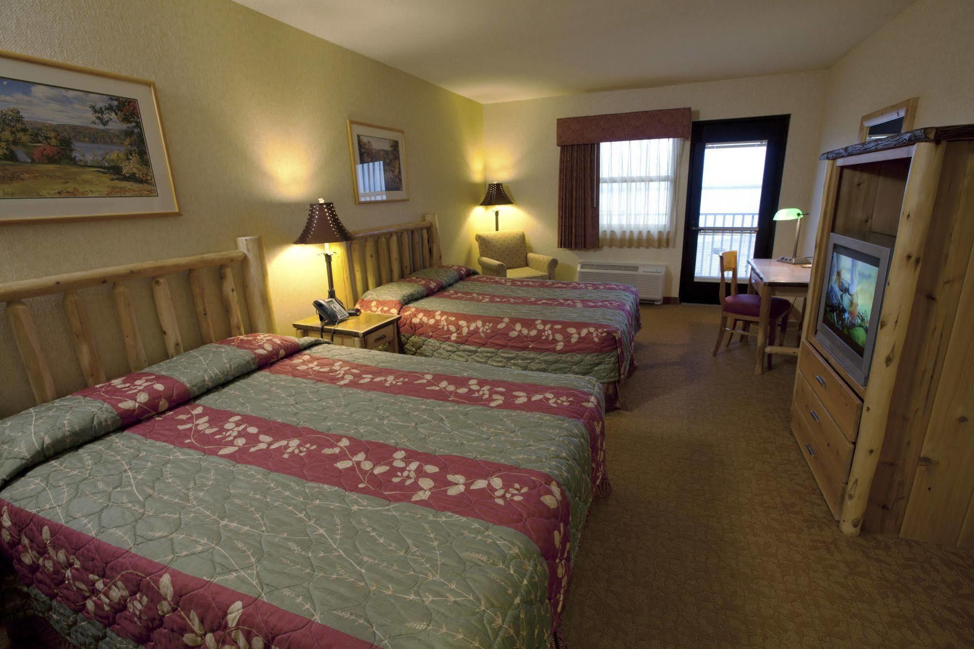 Kewadin St. Ignace Hotel Evergreen Shores Extérieur photo